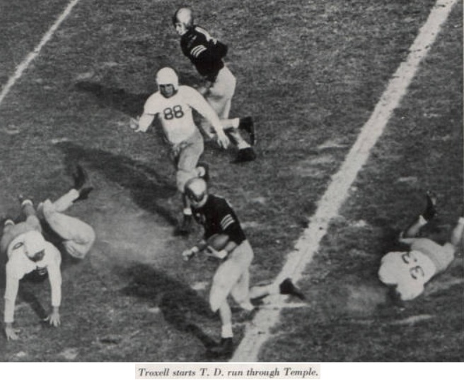 ArmyFB_1943_action-3_Troxell-run