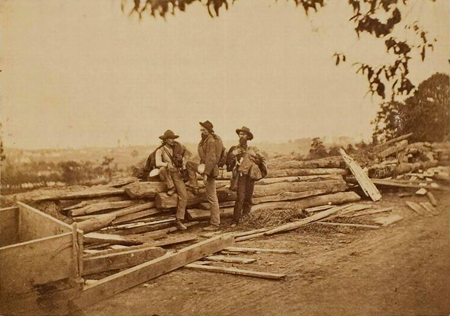 Confederate prisomers at Gettysburg.jpg